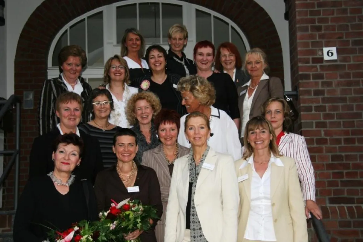 Die BFBM-Damen beim Jubiläum vor dem euregio-Haus