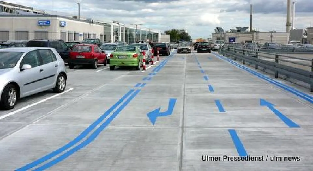 Knapp 5000 Quadratmeter Fläche wurde bislang auf dem Parkdeck des Blautal-Centers erneuert. Die Sanierung der restlichen Fläche im östlichen Teil ist bis Ende November beendet.