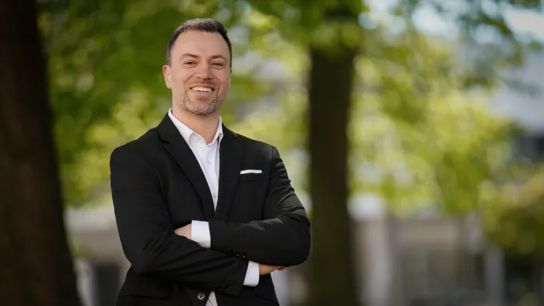 KI-Forscher Prof. Dr. Florian Ellsaesser übernimmt Thalia Lehrstuhl für Marketing und Handel an der HHL Bild: KI-Forscher Prof. Dr. Florian Ellsaesser übernimmt Thalia Lehrstuhl für Marketing und Handel an der HHL