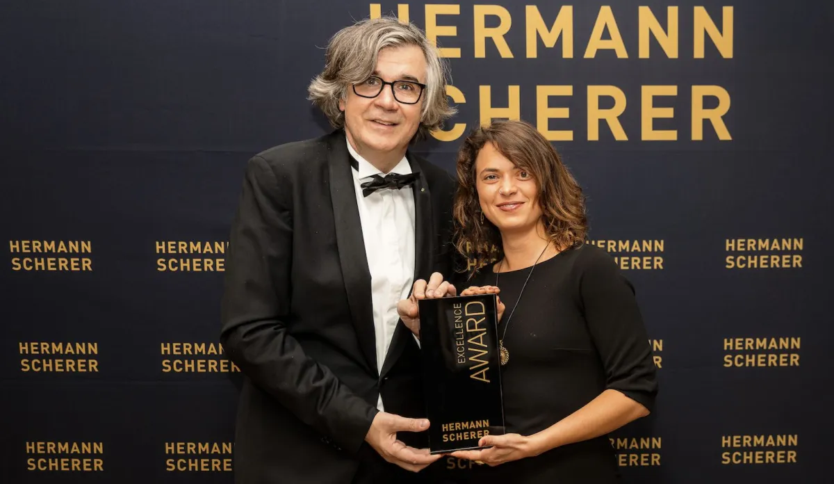 Andrea Rudolf gewinnt den Excellence Award beim Internationalen Speaker Slam (© Dominik Pfau)