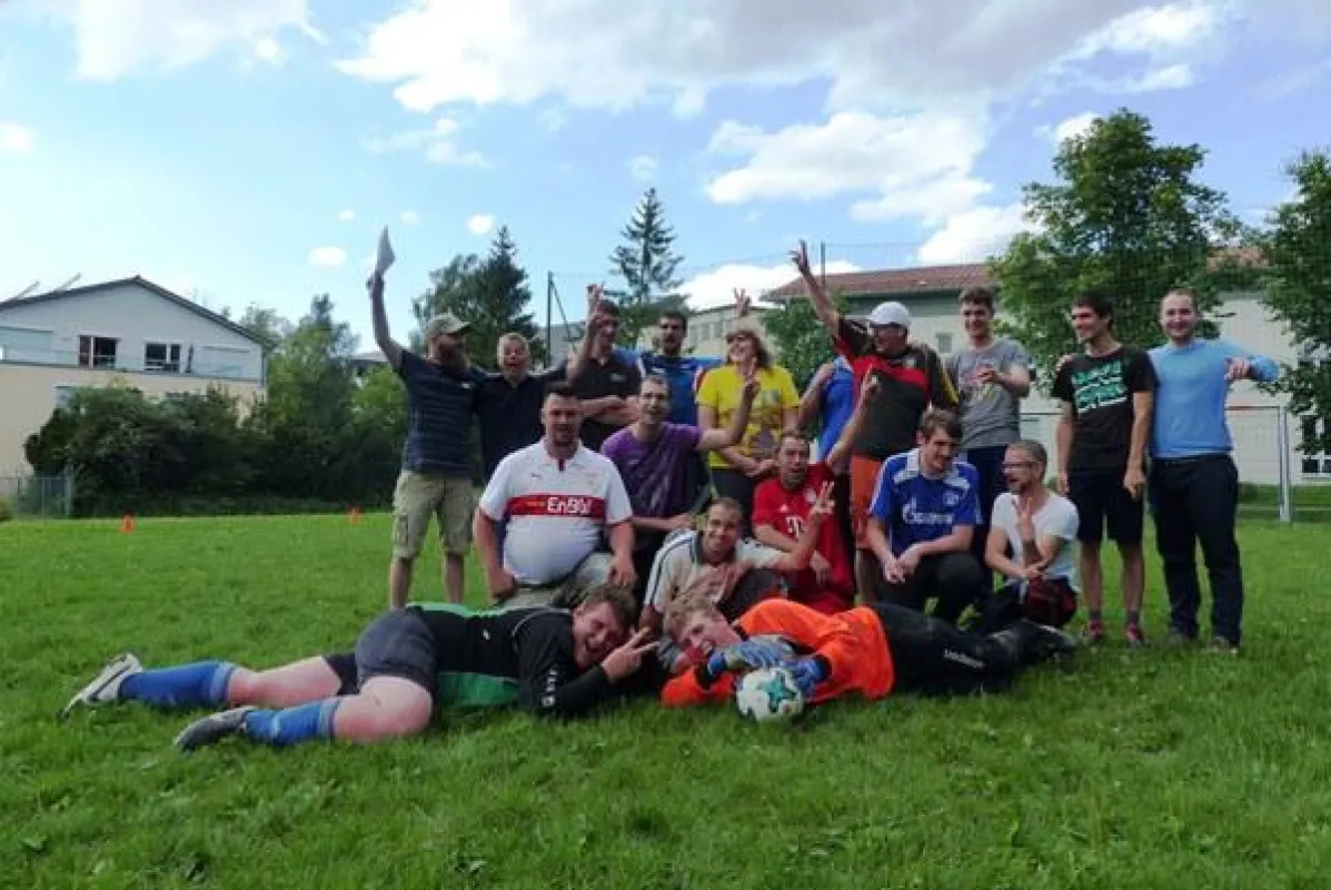 Die beiden Mannschaften des FC Rosenharz. Die 8 Kicker im Vordergrund fahren zu den Special Olympics