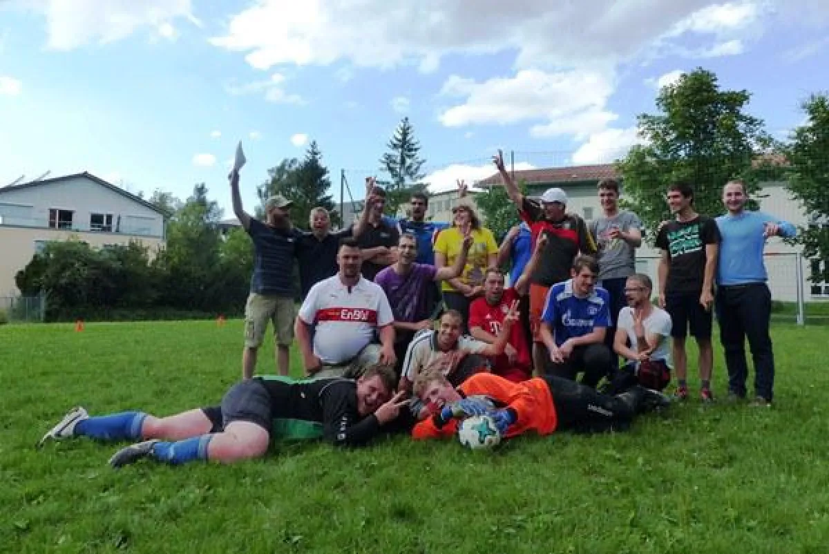 Die beiden Mannschaften des FC Rosenharz. Die 8 Kicker im Vordergrund fahren zu den Special Olympics