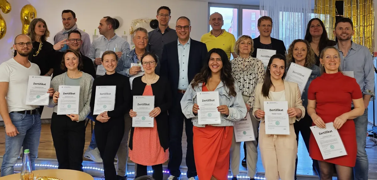 Gratulation an Claudia Poitzsch (vorne rechts) für die volle Punktzahl bei der Prüfung. (© Christoph Schalk)
