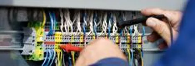 Bild: Hautnah Elektrotechnik, Vorschriften und Gespräche auf der Sommertagung Elektrosicherheit von WEKA MEDIA