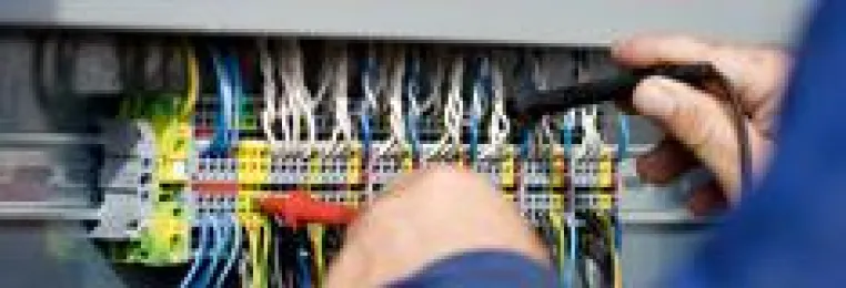 Bild: Hautnah Elektrotechnik, Vorschriften und Gespräche auf der Sommertagung Elektrosicherheit von WEKA MEDIA
