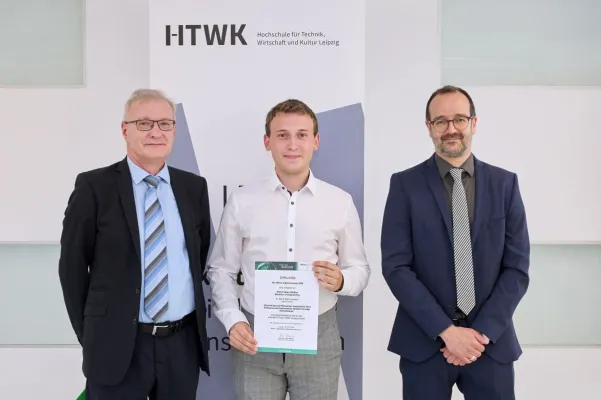 Bild: Bachelor (Eng.) Niels Fabian Häußler erhielt an der HTWK Leipzig den IfKom-Preis 2025 