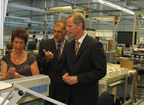 Bild: Bundestagsabgeordneter Clemens Binninger zu Besuch bei Honeywell in Schönaich
