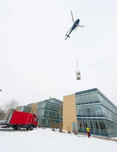 Erfolgreicher Helikoptereinsatz an Bürogebäude Bild: Erfolgreicher Helikoptereinsatz an Bürogebäude