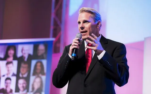 Bild: Lebenslanges Lernen 14.800 Minuten pro Jahr Erwachsenenbildung als Erlebnis