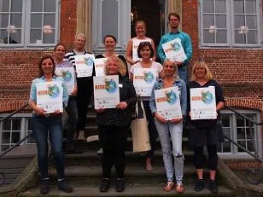 Bild: Mit Samenbomben und Ökostrom zu mehr Nachhaltigkeit: Zehn Kitas aus Südholstein erhalten KITA21-Auszeichnung