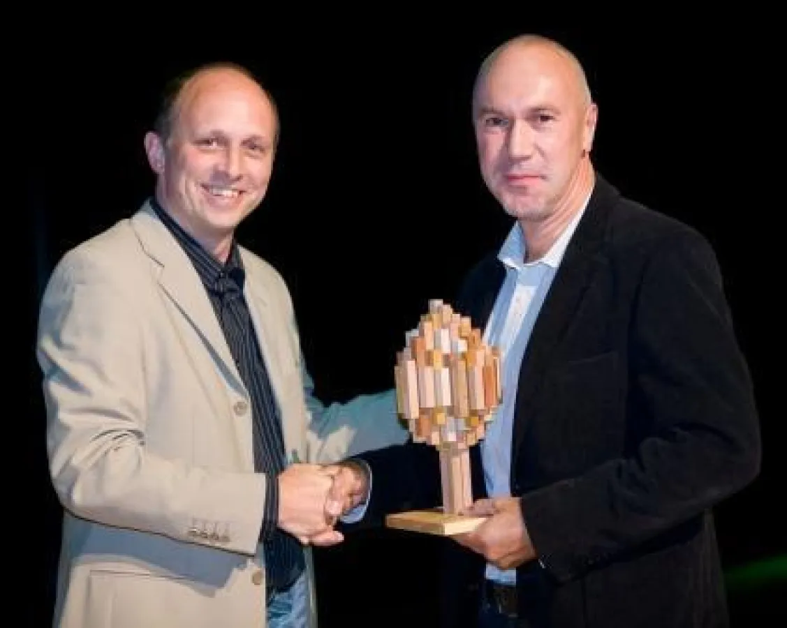 Geschäftsführer Harry Assenmacher nimmt den Award entgegen