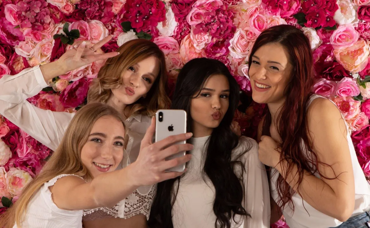 Selfieland Models in bester Laune: Das erste offizielle Foto- und Film-Shooting ist im Kasten