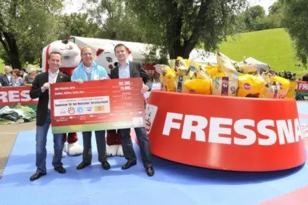 Bild: 182.000 Euro für den Tierschutz: Fressnapf zeigt Größe