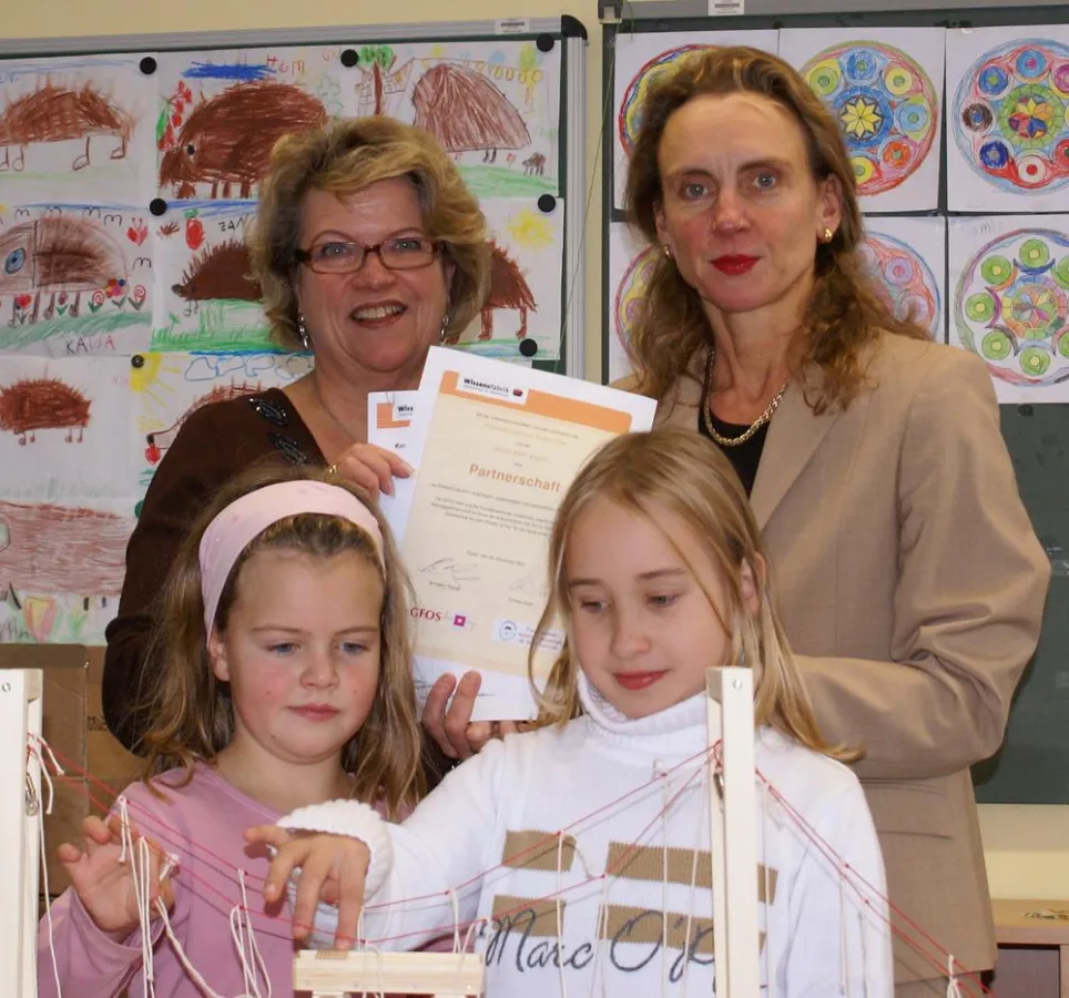 Christa Kunz, Rektorin der Franziskusschule, Euskirchen, und Dr. Christine Lötters, GFOS mbH, Essen, nach Begründung der Bildungspartnerschaft während Friederike und Paulina bereits das nächste Bauwer