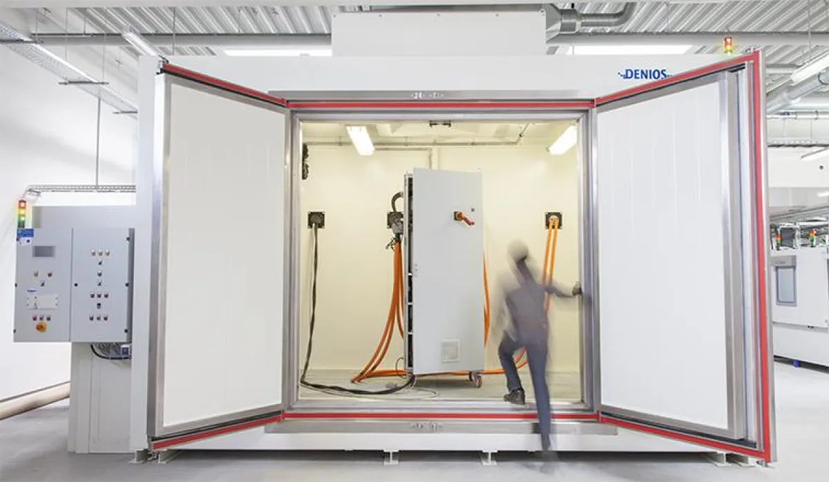 Li-Ionen Testkammer in einem Technik- Sicherheitsraum von DENIOS
