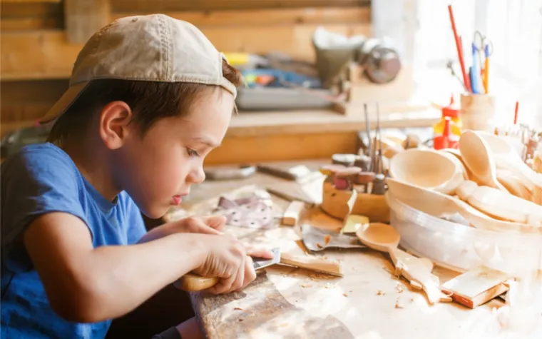 Bild: Warum Holzschnitzen für Kinder mehr als ein Hobby sein kann – und wie EdpaS Familien dabei unterstützt