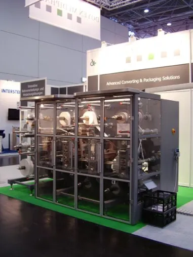 Bild: Wundpflaster-Herstellung am Messestand