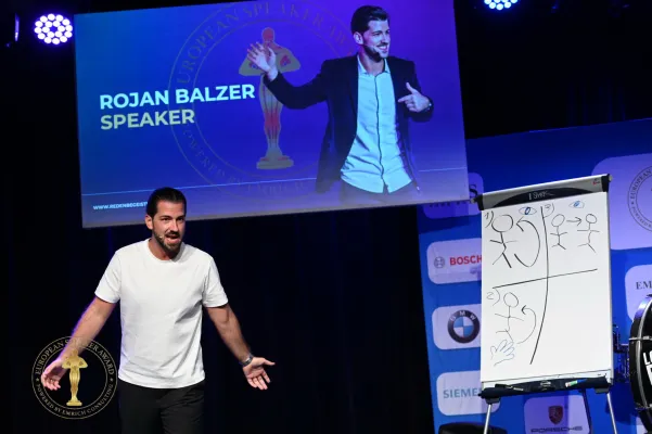 Bild: Rojan Balzer gewinnt den European Speaker Award in Stuttgart. Er überzeugt 10 köpfige Jury.