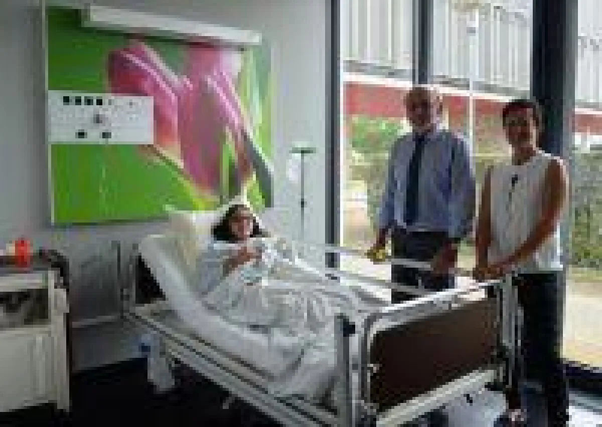 Was am Patientenbett gelehrt wird, können die Schüler nebenan im Klassenraum via Live-Übertragung.mitverfo