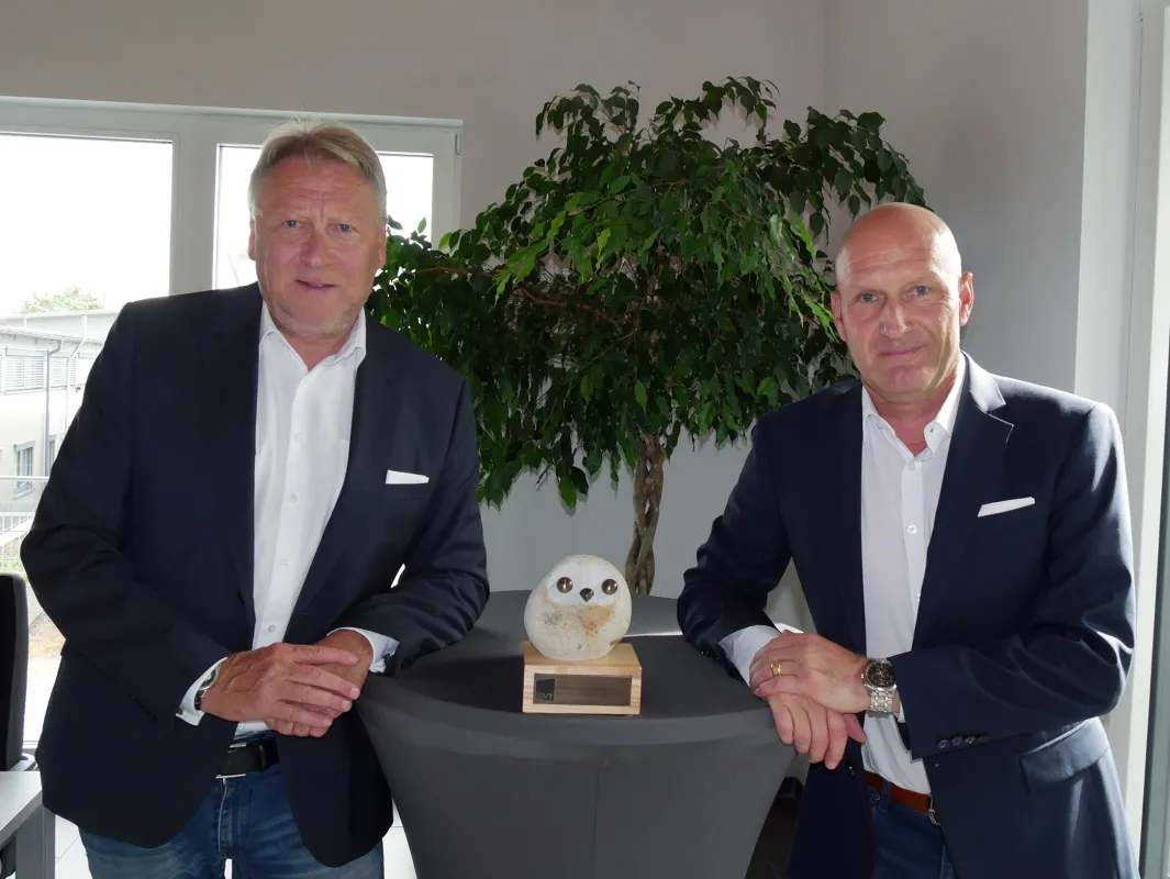 Rainer Skazel und Dirk Thiemann mit dem Europäischen Trainingspreis
