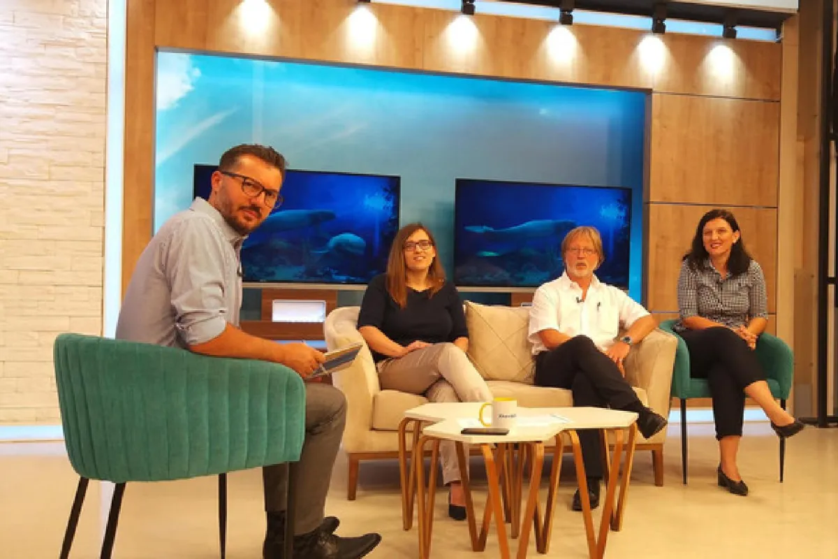Interview im Studio des lokalen Fernsehsenders RTK, Pristina: Eva Nefen (2.v.li) und Prof. Dr. Raine