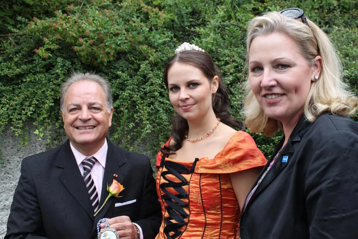 v.l.n.r Comm. Antonio Tortorici, Blumenkönigin Bettina I., Claudia Flemming
