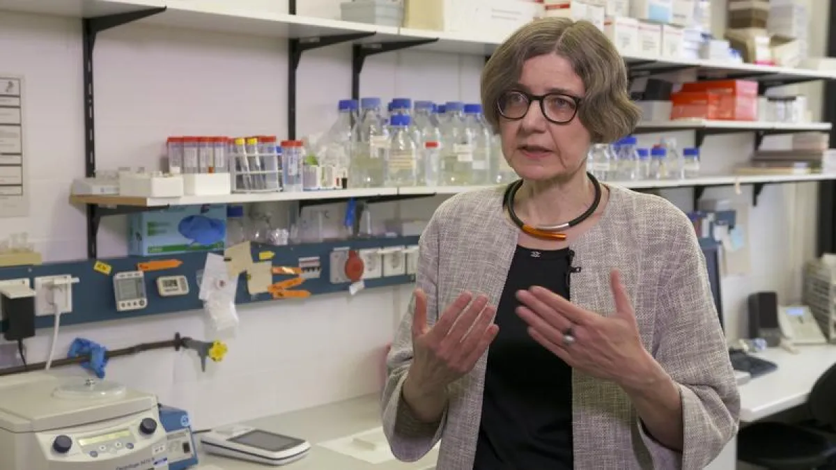 Die Biochemikerin Professorin Dr. Dorothee Staiger von der Universität Bielefeld forscht seit zwanzig Jahren an der inneren Uhr der Pflanzen.  (Screenshot: research_tv/Universität Bielefeld)