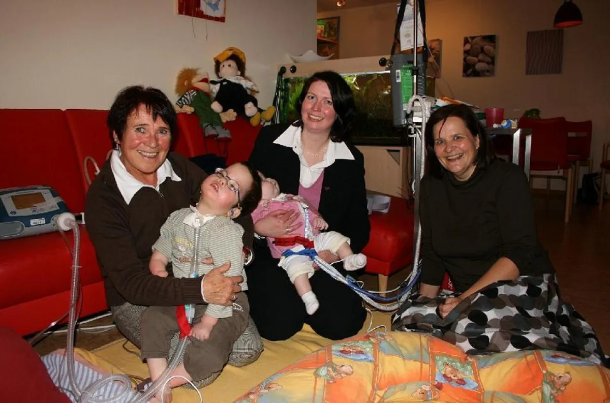 Gisela Geißler (li.) und Angela Theisinger (M.) überzeugten sich im Gespräch mit Felicitas Hanne (re.), dass ihre Spende im 