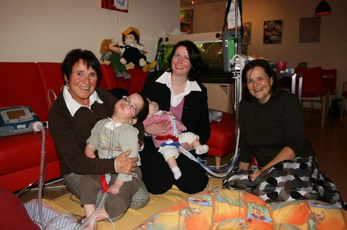 Gisela Geißler (li.) und Angela Theisinger (M.) überzeugten sich im Gespräch mit Felicitas Hanne (re.), dass ihre Spende im 