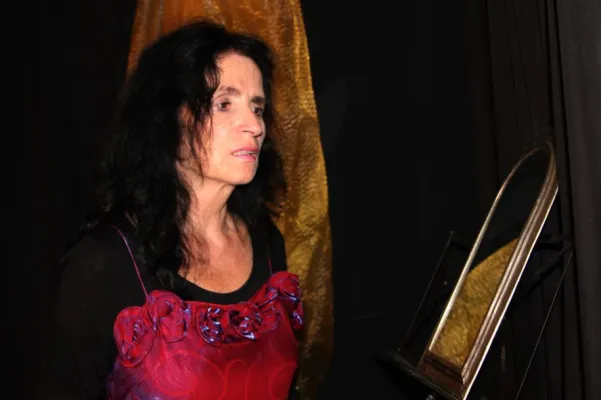 Bild: Beate Sarrazin inszeniert 'Die geliebte Stimme' - nach Jean Cocteau