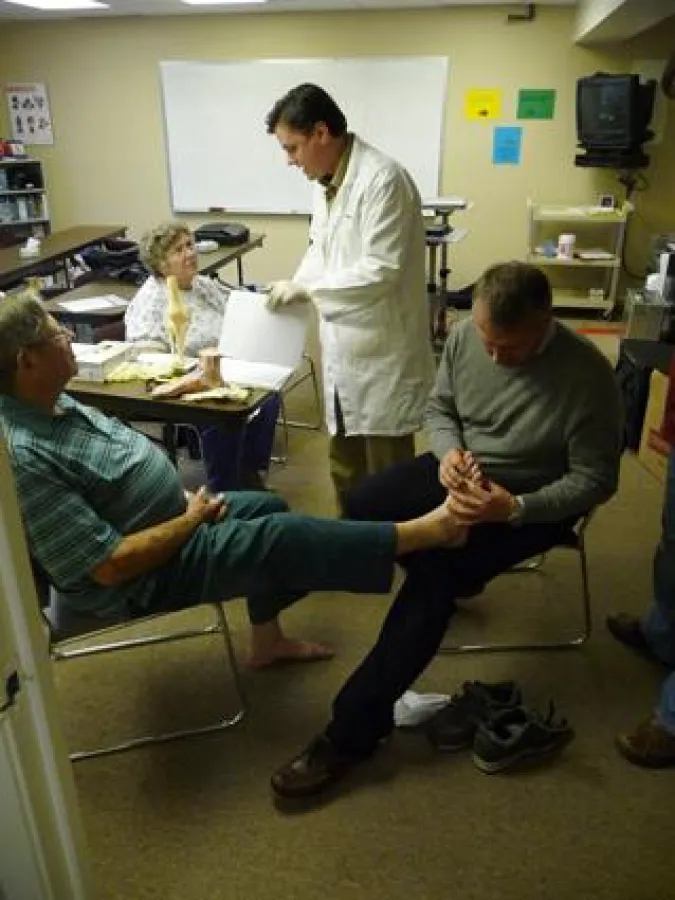 Magnus Fischer (vorne rechts) bei der Fußbehandlung von Patienten in Toronto.