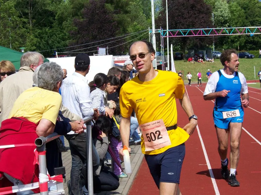 Michael Irrgang. Der DLV-C-Lizenztrainer und Leiter des Ultramarathon-Trainingslagers lief bei der Deutschen Meisterschaft der DUV im 24 Stundenlauf 2009 mit 236 Kilometer auf Platz zwei.