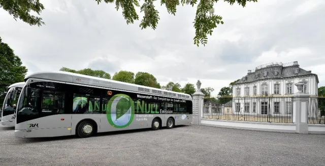 Van Hool H2-Brennstoffzellenbus fährt während der HANNOVER MESSE Bild: Van Hool H2-Brennstoffzellenbus fährt während der HANNOVER MESSE