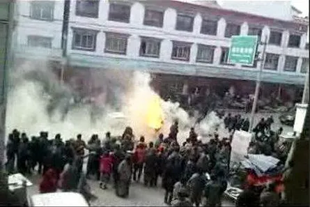 Bild: Chinesische Brutalität: Videoclip zeigt, wie Polizei auf einen brennenden Tibeter einschlägt