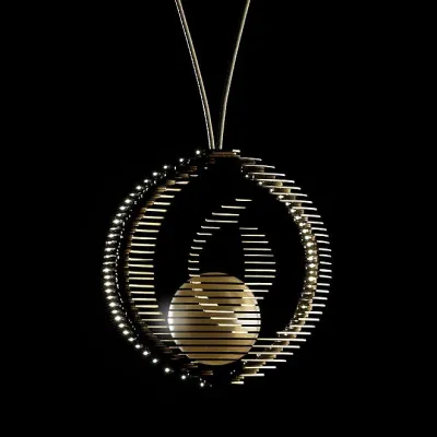 Bild: Le petit capitaine präsentiert das Collier »La Lune« - Betörend. Verwirrend. Süchtigmachend.