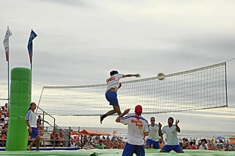 Bild: Bossaball - der neue Ballsport für diesem Sommer - startet am 30. Mai 2008 mit einer Opening Show in Berlin