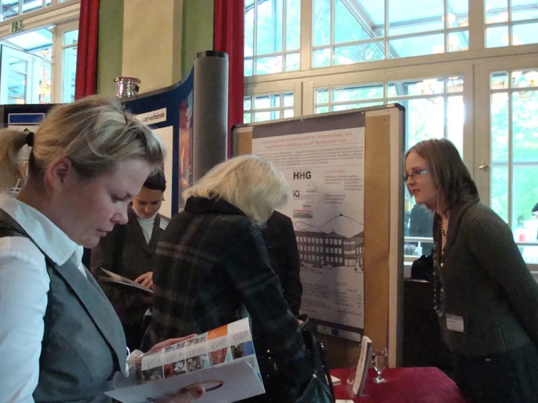 Nancy Treuer (r.), Mitarbeiterin im Transferzentrum Absolventenvermittlung und wissenschaftliche Weiterbildung an der Hochschule Harz, im Gespräch mit Unternehmensvertretern auf der Konferenz „Fachkrä