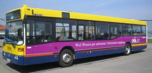 Bild: Omnibus bewirbt Universität Augsburg - Drei Sponsoren ermöglichen großflächige Buswerbung