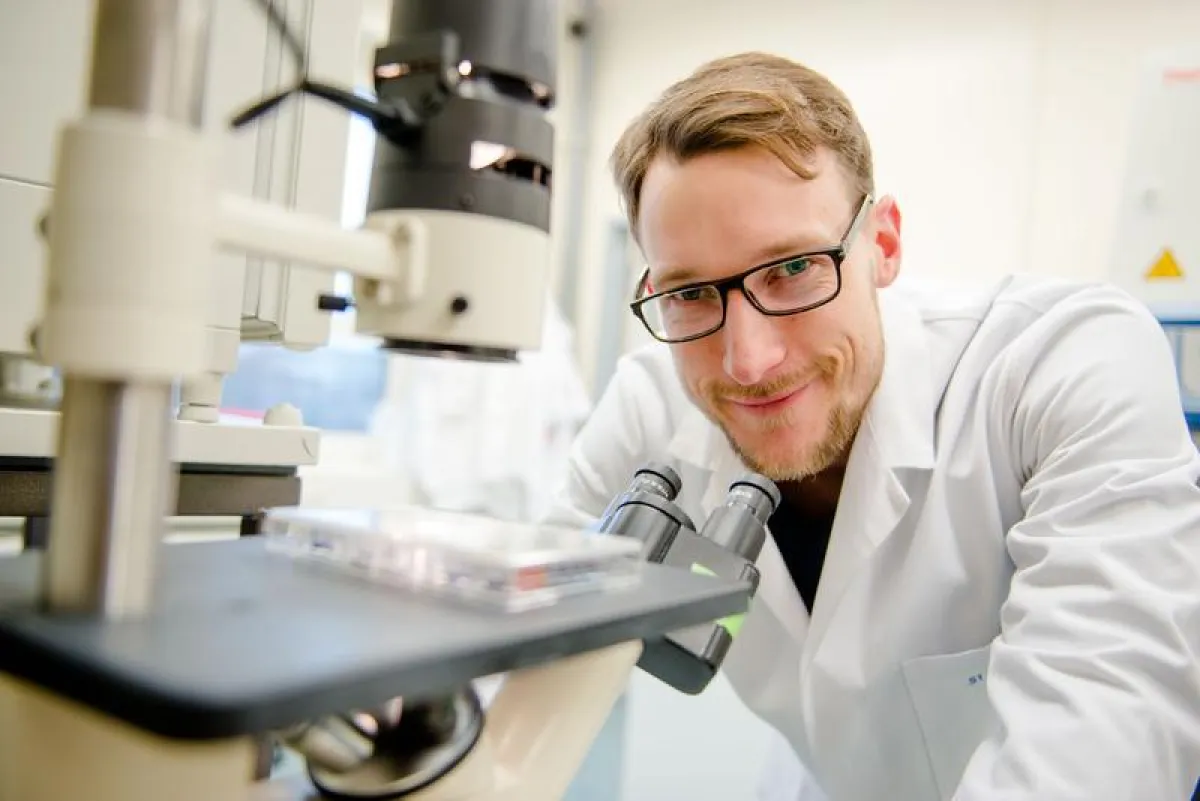 Während seines Forschungsaufenthalts in Kanada suchte der Bochumer Wissenschaftler Simon Faissner mit seinen Kollegen nach neuen Wirkstoffen gegen Multiple Sklerose. (© RUB, Marquard)