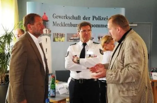 Bild: Gewalt im Fußball - finanzielle Beteiligung der Vereine bei Polizeieinsätzen ist der falsche Weg