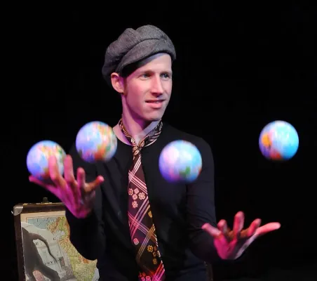 Bild: Zaubertheaterstück „Edmonds Reise“ auf Schultour in Niedersachsen