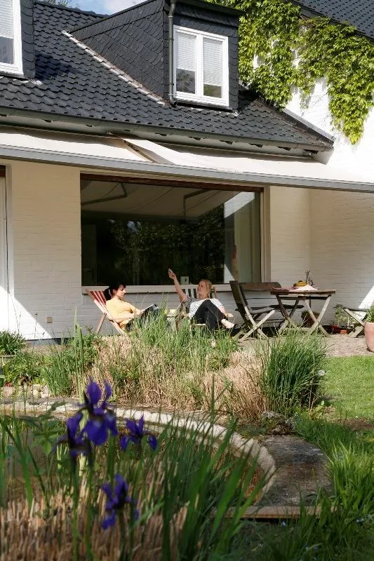 Schatten auf Knopfdruck: Dank moderner Steuerungstechnik lassen sich Markisen schnell und komfortabel ausfahren. So lässt es sich auf der Terrasse auch bei starkem Sonnenschein herrlich entspannen.