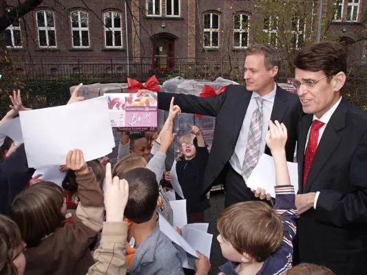 Papierhersteller International Paper unterstützt Schulen / Zwei Millionen Blatt Papier gespendet Bild: Papierhersteller International Paper unterstützt Schulen / Zwei Millionen Blatt Papier gespendet