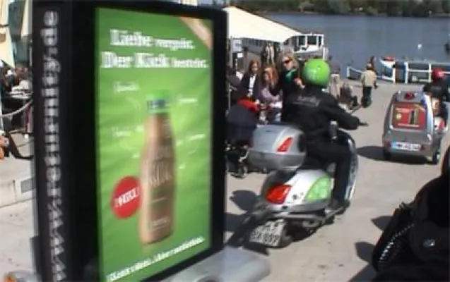 Bild: Das kickt - AdScooter pushen Produkt-Neueinführung Black Kick und Blond Kick...