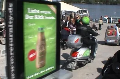 Bild: Das kickt - AdScooter pushen Produkt-Neueinführung Black Kick und Blond Kick...