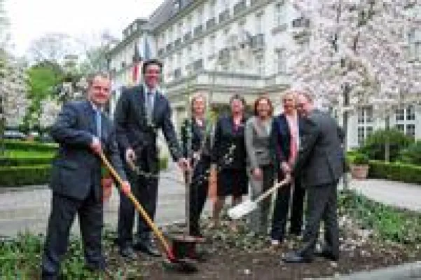 Bild: PLANET 21 Day: Accor Hotels pflanzten mit dem Oberbürgermeister einen Apfelbaum