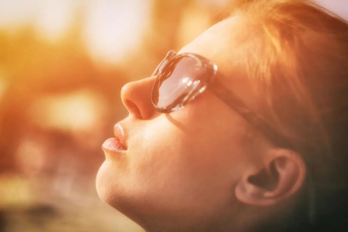 Wer die Sonne genießt, sollte seine Augen ausreichend vor Infrarotstrahlen schützen. Quelle: Pixabay