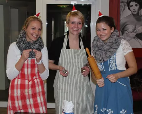 Azubis backen für Senioren Bild: Azubis backen für Senioren