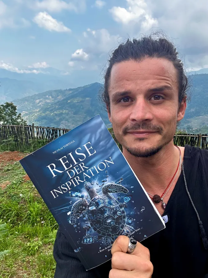 Nicolai Tortuga im Himalaya Gebirge in Nepal mit seinem Buch