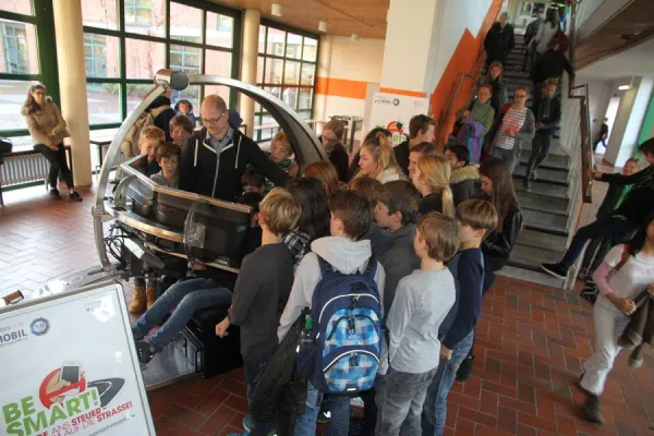 Bild: Aktionstag zum Handy am Steuer am Münchner Ludwigsgymnasium: „Augen auf die Straße“